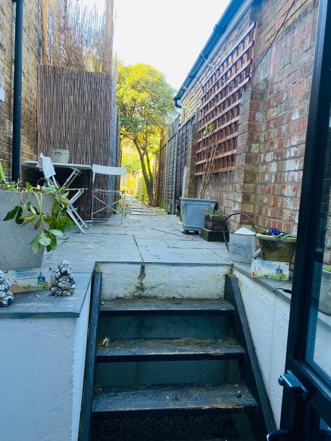 Stunning, Stylish Garden Flat In The Heart Of Wimbledon Apartment Londra Exterior foto